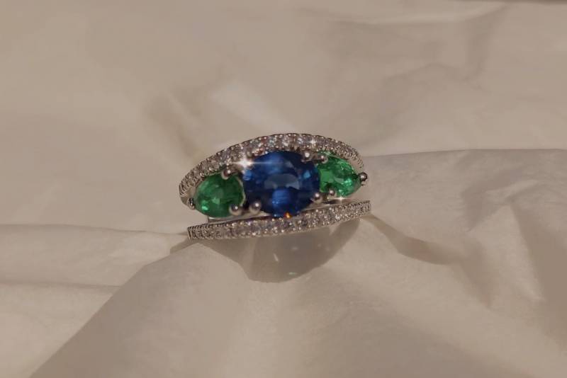 Bague or blanc 18 CT, diamants, saphir bleu et émeraudes